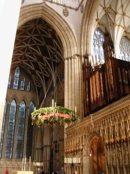 Advent wreath going up, York Minster